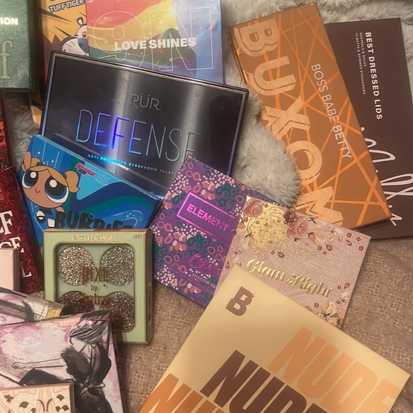 26 eyeshadow palettes. Some brand new some gently used. - Picture 4 of 6